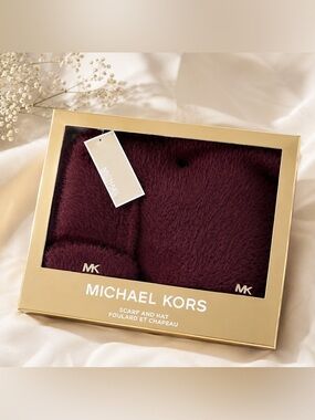 NWT Michael Kors Plush Hat & Scarf Boxed Gift Set – Burgundy